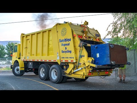 Volvo WX64 - Heil Formula 5000 Rear Load Garbage Truck