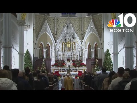 Hundreds attend Mass on Christmas Eve at Boston church