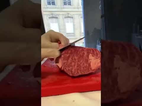 【肉磨き】和牛肩ロースを捌く！/Wagyu Chuck eye roll #shorts #wagyu