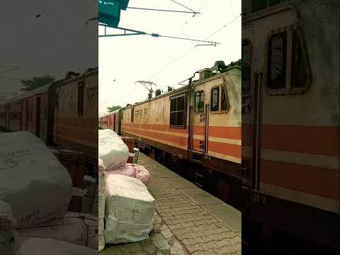 Wap5 Horn Honking Entry#uniquetrainengines#indianrailways#wap5#speed#engine#traincross#viralvideo