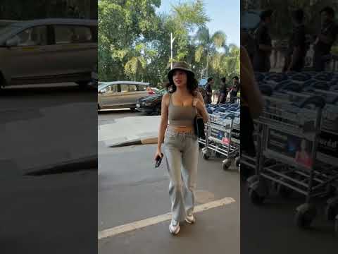 Divya Khosla Kumar Spotted at Airport.#devyakhoslakumar#tseries #bollywood