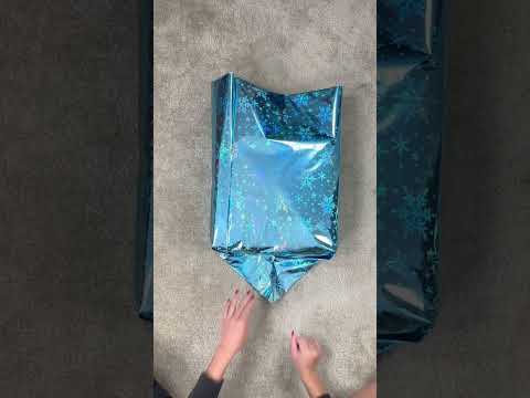 Easy way to gift wrap a blanket #giftwrapping #giftwrappinghacks #giftideas