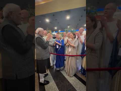 Pm Modi greeted by Russian Devotees with  Prabhupada mantra  while Pm accepted it with folded hands