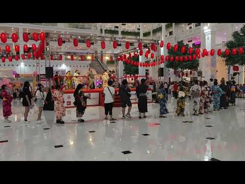 在新山 Eko Galleria 举办的 Bon Odori Festival 盆舞节，又称日本鬼节，类似华人的清明节或中元节，源自日本人祭祖先忆亡魂的情怀。本地人随日本人共舞。