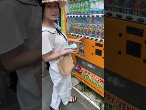 【何が出るかな？】運試し！自販機を見つけたので買ってみた！#shorts #カップル #運試し #自販機 #自動販売機