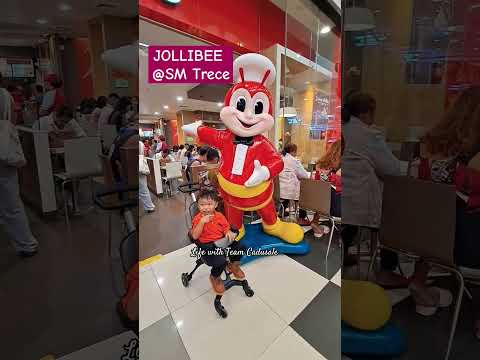 #jollibee #jollibeeAgain Haha  #jollibeebidaangsaya #familyday