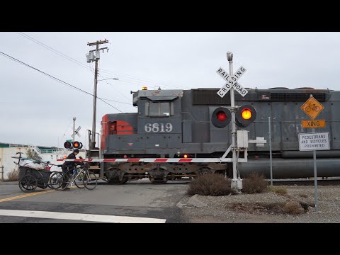 SP 6819 Tunnel Motor Trails On SSRR Polar Express Train | Broadway Railroad Crossing Sacramento CA