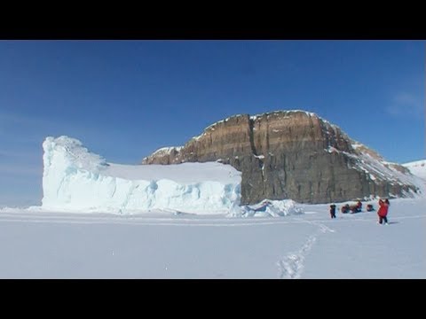 Stop on the route near to  an iceberg in Rockstock Bay - Nanoq 2007 expedition