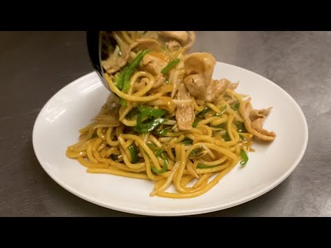 Yakisoba made with pork belly and green pepper oyster sauce. [Yakisoba noodle dish Chinese food]