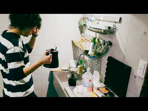 ただ作業部屋でコーヒーを淹れる男。