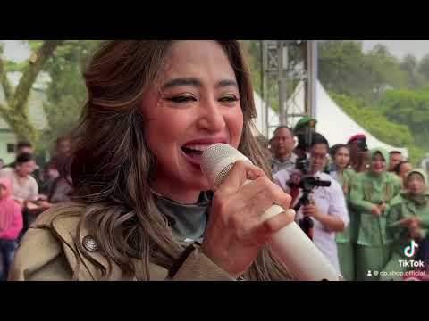 Dewi Persik Konser Di Palangkaraya Pakai Sepatu Boots & Jumpsuit Loreng