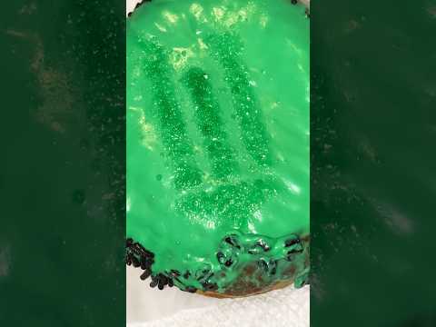 Wicked Spellbinding Green donut from Voodoo Donuts in Universal City Walk #wicked #universalstudios