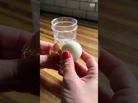 Watch how easily the shell peels right off 🤯🥚