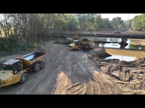 Widening The Riverbed With Two Caterpillar Long Reach Excavators & Articulated Trucks - 4K