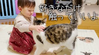 赤ちゃんにやられたい放題でも全く怒らない優しい猫