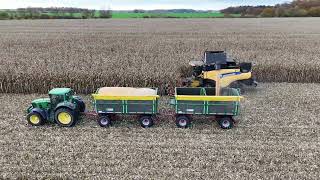 NEW HOLLAND CR9090 mit Geringhoff und JOHN DEERE 7530 Premium Kröger Anhänger