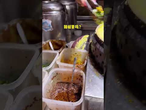 顶配版的煎饼果子也是吃上啦！份量超级扎实的一个~姐姐一口一个乖！#路边摊美味