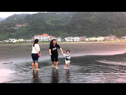 Arthur and Chris having fun in Yi-lan beach - 2011-0409