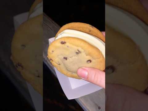 The Cookiewich from Knotts Berry Farm #vanilla #icecream #chocolatechipcookies #themepark #food