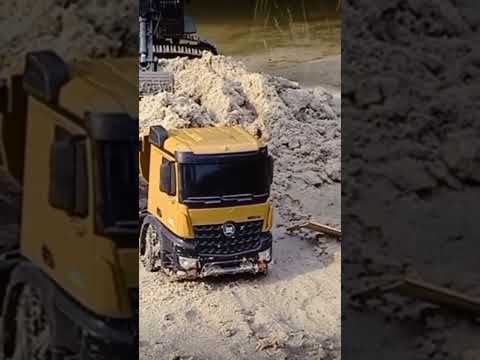 excavator huina 1593 loading tanah ke dump truk #rc #kontruksi #toys #rcconstruction #mainananak