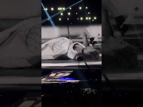 Taylor Swift's Roomba broke on stage in the middle of the song and she improvised. The errors tour