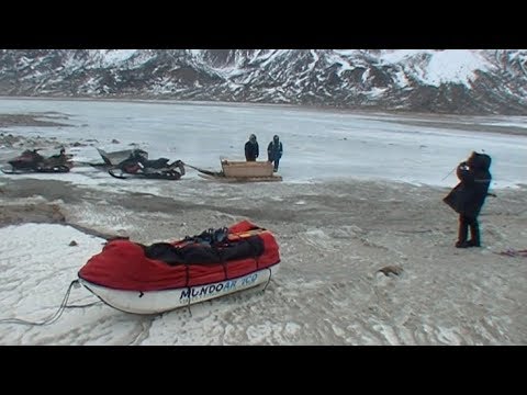 Waiting for the Inuit at the end of the crossing - Penny Icecap 2009 expedition