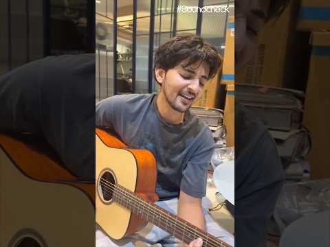 Humaare lamhein bas #DarshanRaval ko sunne mei guzar sakte hai💙😍😩 #BataoZara