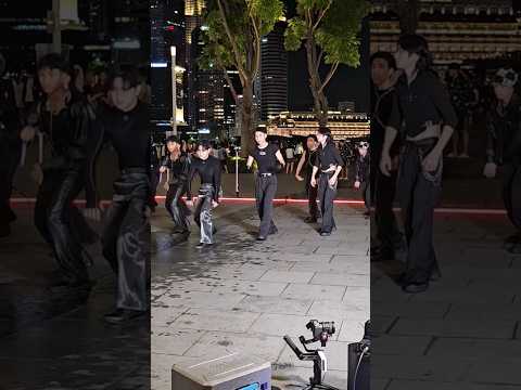 一群黑衣帅哥街头练舞 A group of handsome guys practicing street dancing