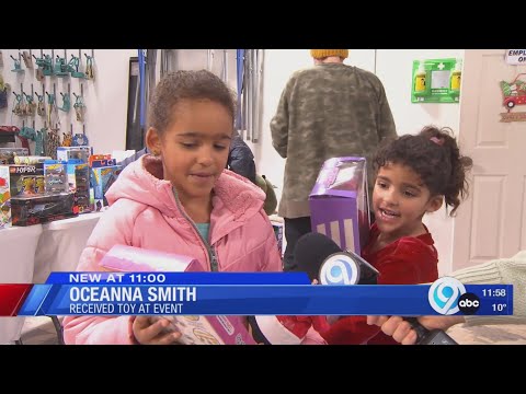 Syracuse auto shop gives out toys for Christmas