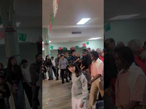 Aqui el Sacerdote también participando 🎅🧑‍🎄😁