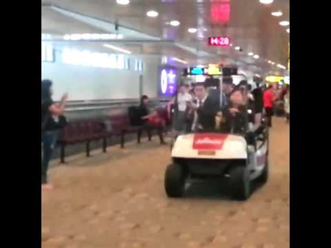 [Fancam]131011 Rain @ Singapore Changi Airport By_happinezzjoy