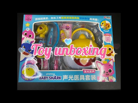 （玩玩具）baby shark, Sound and light doctor set, Pinkfong, role play, stethoscope, Syringe, thermometer