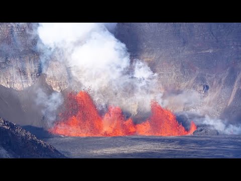 Stunning videos show Hawaii's Kilauea volcano erupting