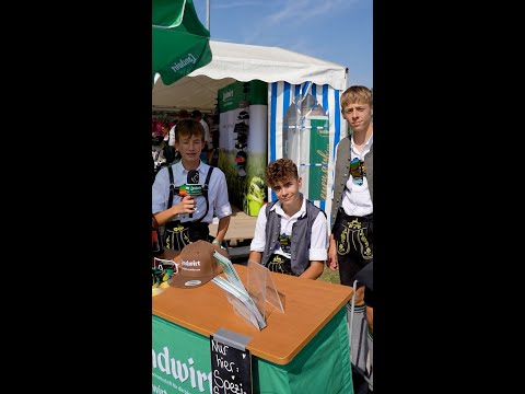 Die Spezis Suchtis bewerten die Besucher:innen vom Karpfhamerfest beim Spezi aufmachen | #shorts