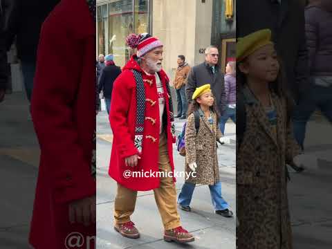 Arnold Schwarzenegger is Santa Claus in a New Christmas Movie currently filming in NYC 🎬🎅