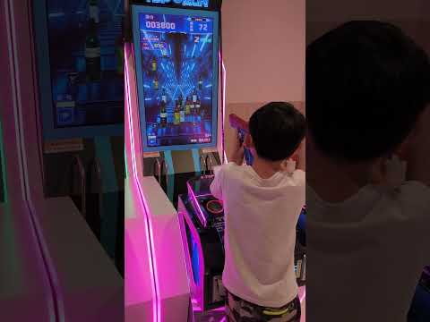 Jamie玩射擊遊戲機台