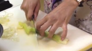 セロリのスジ取りと薄切り(Sliced ​​and streaks take of celery)