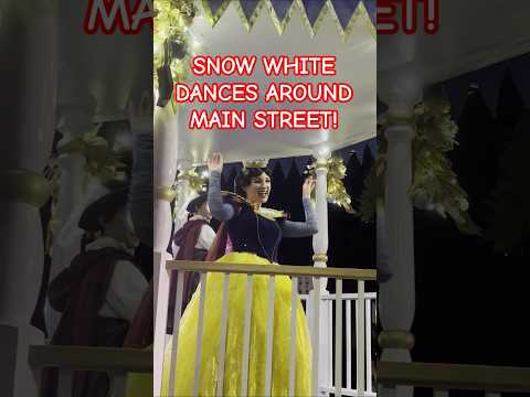 SNOW WHITE DANCES AROUND MAIN STREET / MVMCP #shorts