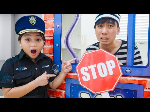 Annie and Sammy Pretend Play Police Catching Runaway Prisoner Adventure by Kidsplay