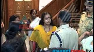 Shalu Menon arrested in Solar Scam case: Exclusive footage - Asianet News ശാലു മേനോന്‍