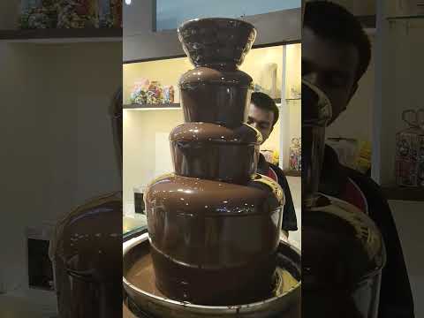 chocolate fountain 😋😍😍😍yentha mandi try chesaro chocolate antee istamo vunna oka like cheyandi