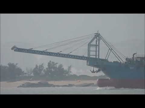 20220618金門官澳看中國采砂船拋錨短距迴轉 Chinese sand dredging ships turning short round with anchor Kinmen Guan'ao