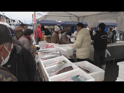 【年末の「港市」】格安！食材を買い求める人などでにぎわう　三重・紀北町