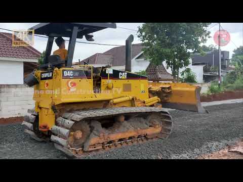 EARTHMOVER! CATERPILLAR BULLDOZER LEVELING THE GRAVEL ON ROAD CONSTRUCTION