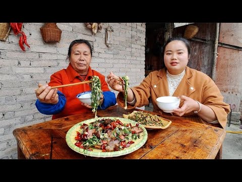 梅子上山挖野葱，做凉拌野葱，腊肉炒野葱，荤素搭配真下饭【梅子美食】