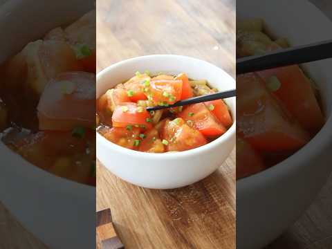 カレーうどんはトマト入れると絶妙な酸味で妙に美味しい。麺つゆ入れると「麺つゆ×トマト」のイノシン酸とグルタミン酸のうま味で抜群に美味しくなります。レンジで簡単。レシピは右上の点から説明欄へ