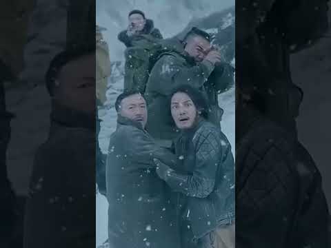 #shorts 雪地巨鲨襲擊衆人，在大雪怪手中卻像條小魚幹！| 怪獸電影 | 戰火功夫堂Warfire Kung Fu