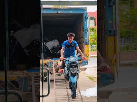 Bike Unloading🏍️🏍️ #fzsv2 #RevsYourHeart #ItsYamaha #unloading #RevsYourHeart #bikeunlodingvideo