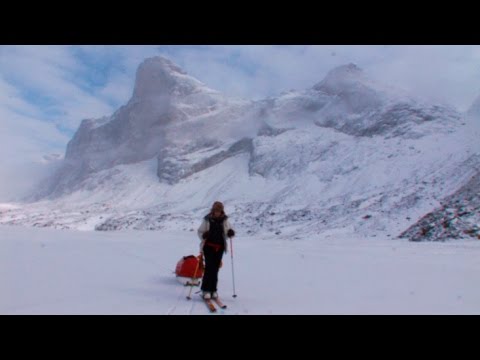 Skiing around the Thor Mountain - Akshayuk Pass 2008 expedition