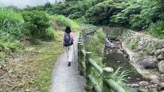 淡水竹圍的後花園｜樹梅坑登山步道、忠義山、吳仔厝｜彎曲的溪景配著綠色復古欄杆，平整微上坡的水泥步道｜三個蛋糕cakethree